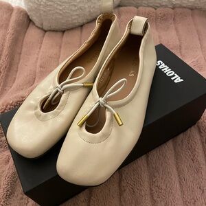 Brand new ALOHAs flats